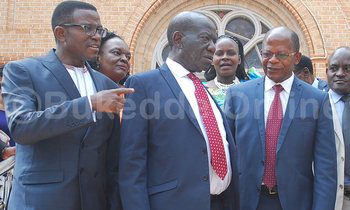 Okuva ku kkono: Katikkiro Charles Peter Mayiga ng'alina by'anyumya n'omumyuka wa Pulezidenti, Edward Ssekandi (wakati) ne minisita omubeezi ow'ebyenjigiriza, J.C Muyingo. Ekif. Muwanga Kakooza Okuva ku kkono: Katikkiro Charles Peter Mayiga ng'alina by'anyumya n'omumyuka wa Pulezidenti, Edward Ssekandi (wakati) ne minisita omubeezi ow'ebyenjigiriza, J.C Muyingo. Ekif. Muwanga Kakooza