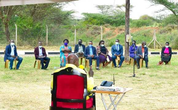 Pulezidenti Museveni ng'ayogera era abeemulugunya ku Pasita Siraje okubafera. Pulezidenti Museveni ng'ayogera era abeemulugunya ku Pasita Siraje okubafera.