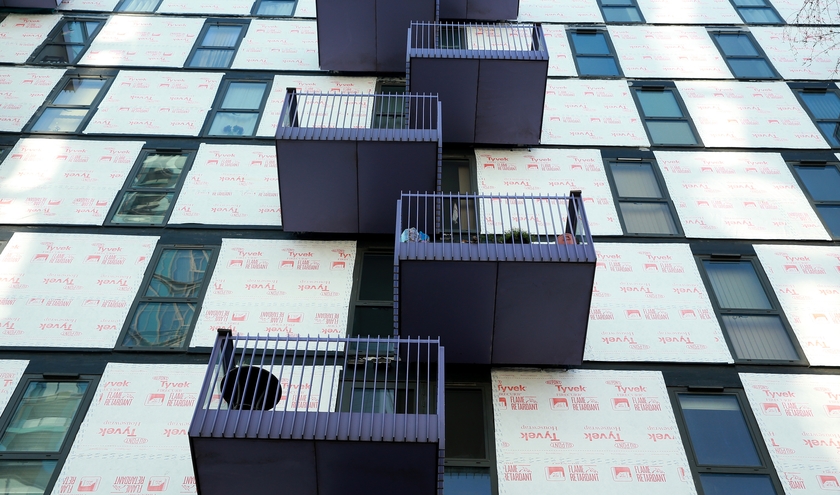 Re-cladding work on a block of flats in a high rise building in east London, England © Fred Duval/Shutterstock.com