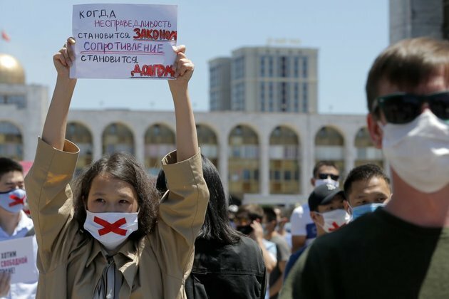 HRW Urges Kyrgyz President To Veto Controversial Bills