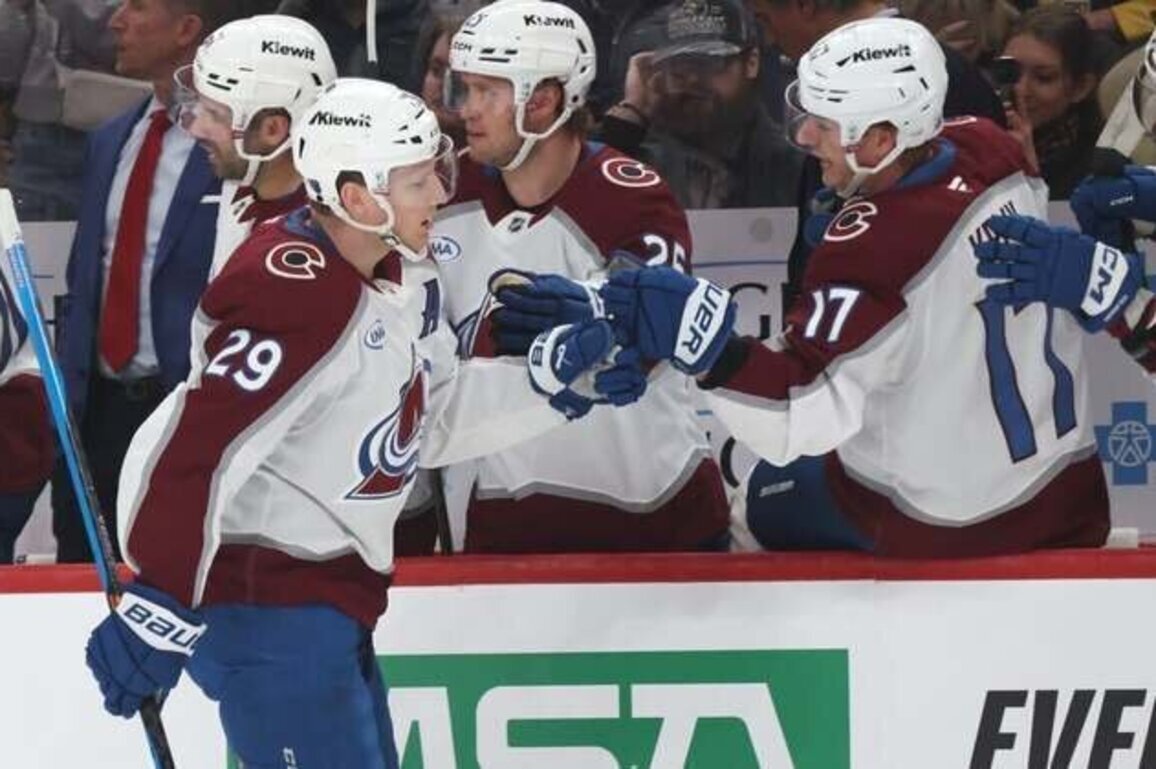 Martin Necas scores twice as Avalanche crush Penguins
