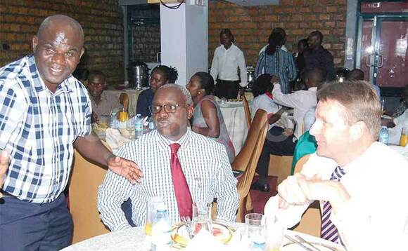 Kabushenga (wakati), omubaka wa Budaaki mu Uganda Henk Jan Baker ne Josephat Byaruhanga (ku kkono) akwataganya eby’okulima n’okulunda ku kitebe kya Budaaki mu Uganda oluvannyuma lw’okussa omukono ku ndagaano. Kabushenga (wakati), omubaka wa Budaaki mu Uganda Henk Jan Baker ne Josephat Byaruhanga (ku kkono) akwataganya eby’okulima n’okulunda ku kitebe kya Budaaki mu Uganda oluvannyuma lw’okussa omukono ku ndagaano.