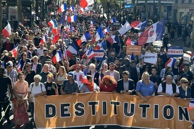 Protesters in Paris demand Macrons resignation 
