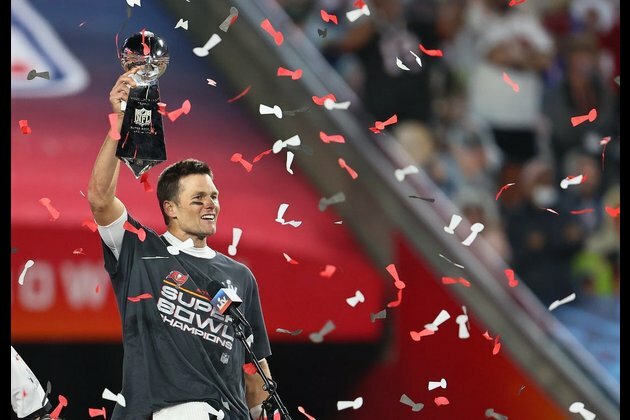 NFL luminaries tip cap to Tom Brady