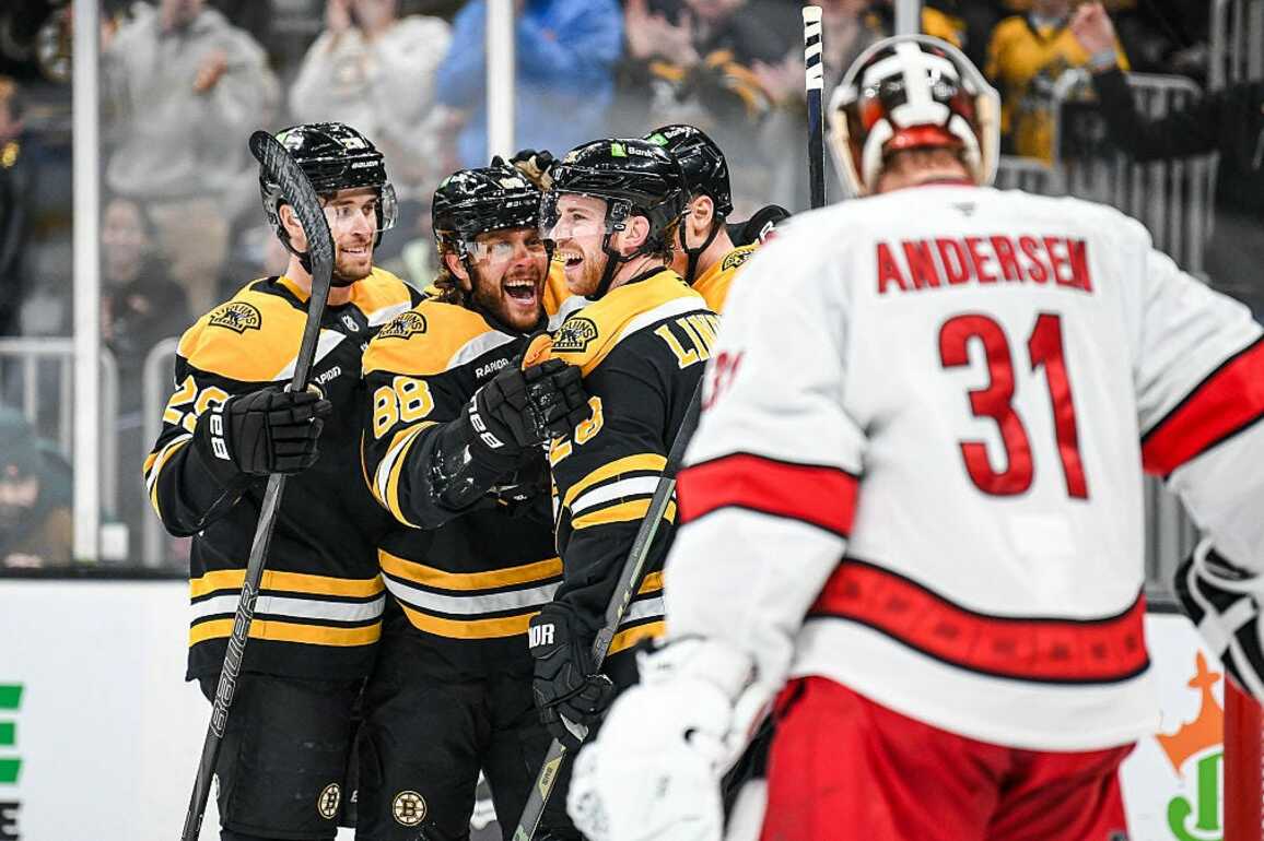 Pastrnak, Lindholm get chemistry in Bruins win over Carolina