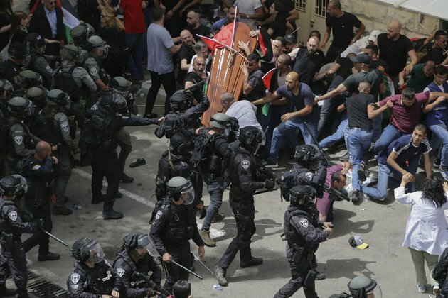 Clashes erupt during journalist&#039;s funeral in Jerusalem