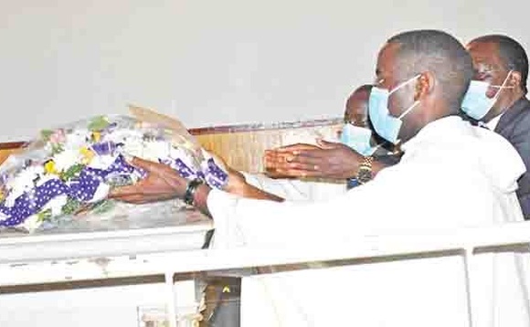 Fr. Kabagira ne Fr. Mubiru nga baganzika ekimuli ku ntaana ya Ssaabasumba Joseph Kiwanuka mu Eklezia e Lubaga. Fr. Kabagira ne Fr. Mubiru nga baganzika ekimuli ku ntaana ya Ssaabasumba Joseph Kiwanuka mu Eklezia e Lubaga.