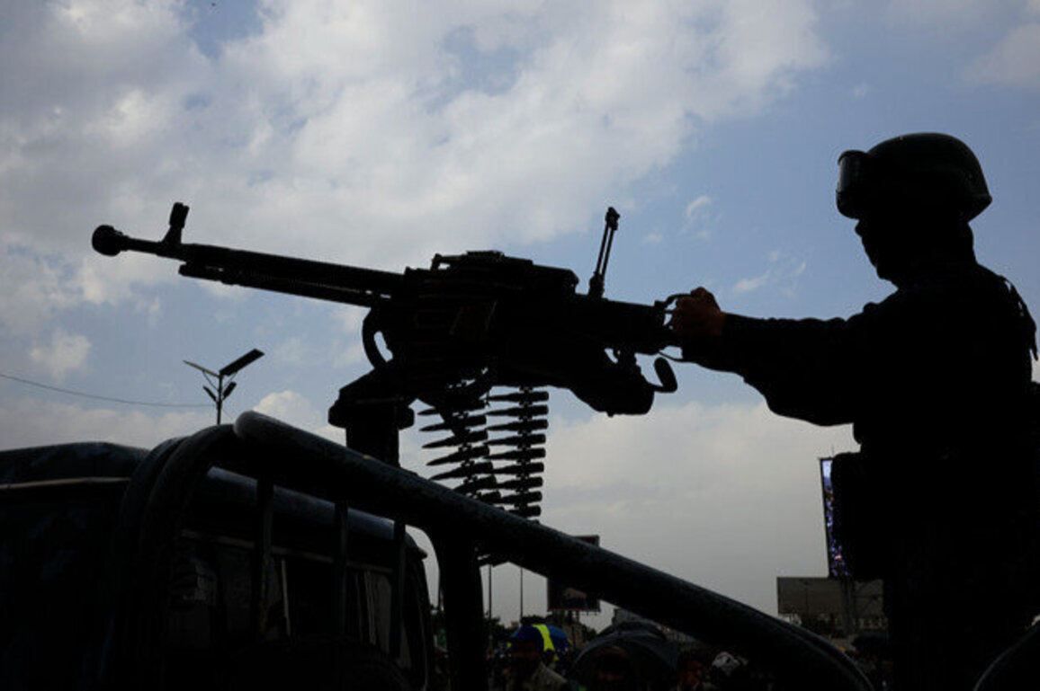 Houthis weigh Bab al-Mandab blockade to back Iran, official says