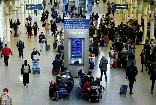 Unexploded WWII Bomb Halts Rail Travel in Paris