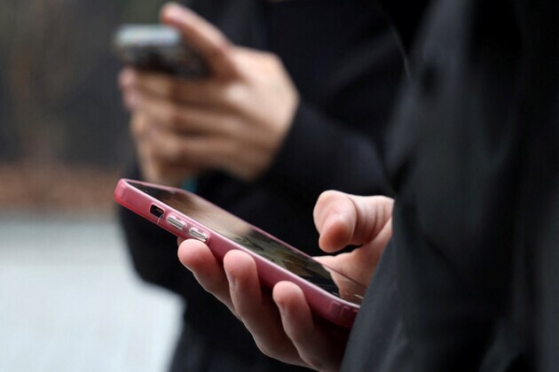 Japan: Government panel calls for stricter social media checks to protect minors