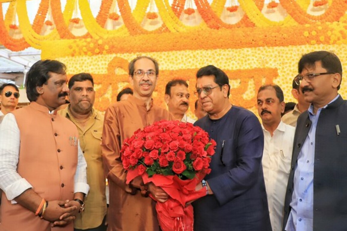 Maharashtra: MNS chief Raj Thackeray meets Uddhav Thackeray at Matoshree, extends birthday wishes