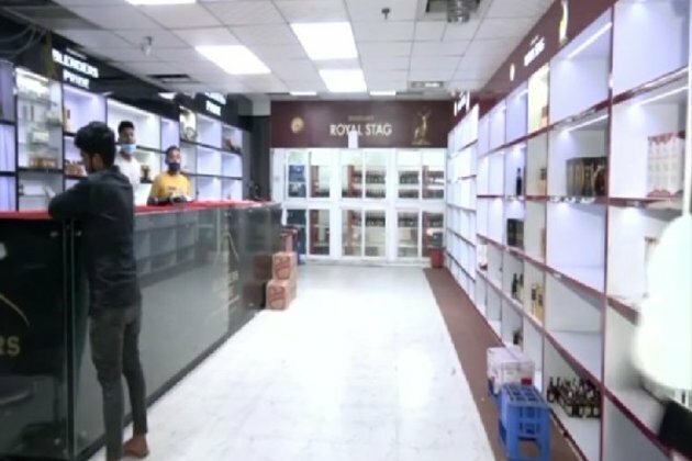 Delhi: Closure of shops starts