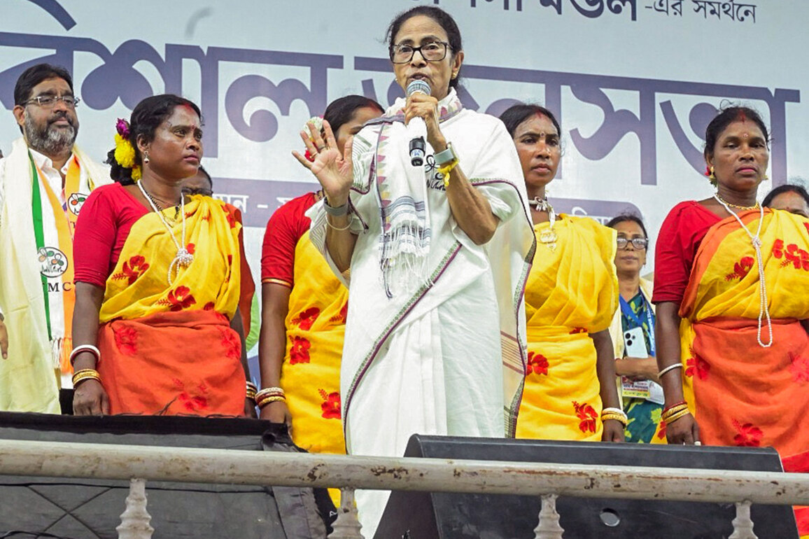 "Those who believe they can run Bengal from Delhi are deeply mistaken": Mamata Banerjee