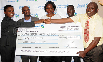 Aba Standrd Chartered Bank nga bakwasa aba USPA ceeke ya bukadde 10 okutegeka emikolo gy'okujjukira bannamawulir eabaafiira mu kabenje e Lugazi n'okulwanyisa obubenje mu ggwanga. Okuva ku ddyo ye pulezidenti wa USPA Sabiiti Muwanga. Addiriddwa Joshua Bagatya akuira abayizi mu ttendekero lya Buganda Royal Insititute, Rita Aliguma omumyukawa pulezidenti wa USPA, Regina Mukiri owa Standard Charterred Bank ne Michael Mukundane omukwanaganya mu kitongole ekiddukanya okusolooza n'okuganba omusaanyi. Babadde ku kitebe kya bank eyo mu Kampala. (Ekif:Silvano Kibuuka) Aba Standrd Chartered Bank nga bakwasa aba USPA ceeke ya bukadde 10 okutegeka emikolo gy'okujjukira bannamawulir eabaafiira mu kabenje e Lugazi n'okulwanyisa obubenje mu ggwanga. Okuva ku ddyo ye pulezidenti wa USPA Sabiiti Muwanga. Addiriddwa Joshua Bagatya akuira abayizi mu ttendekero lya Buganda Royal Insititute, Rita Aliguma omumyukawa pulezidenti wa USPA, Regina Mukiri owa Standard Charterred Bank ne Michael Mukundane omukwanaganya mu kitongole ekiddukanya okusolooza n'okuganba omusaanyi. Babadde ku kitebe kya bank eyo mu Kampala. (Ekif:Silvano Kibuuka)