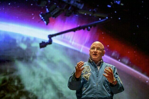 Singapore students work with NASA astronauts to design space experiments at Mission Discovery