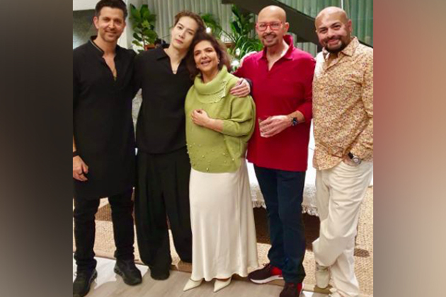 Hrithik Roshan snapped with K-pop idol Jackson Wang; Rakesh Roshan shares picture