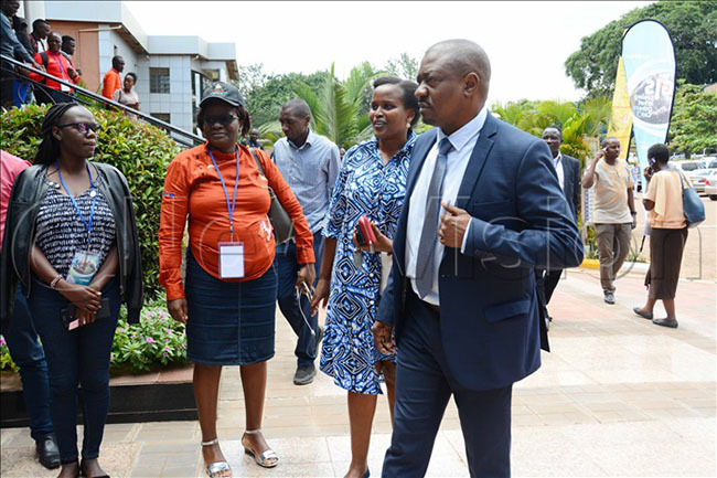  he  acting executive director right interacts with participants during  meeting in ampala hoto by rancis morut