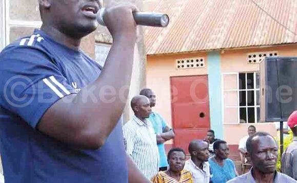 Kikomeko omuwandiisi w'ekyalo mu lukiiko. Kikomeko omuwandiisi w'ekyalo mu lukiiko.