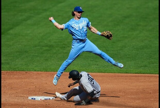 Royals blast three homers, dump Yankees in finale