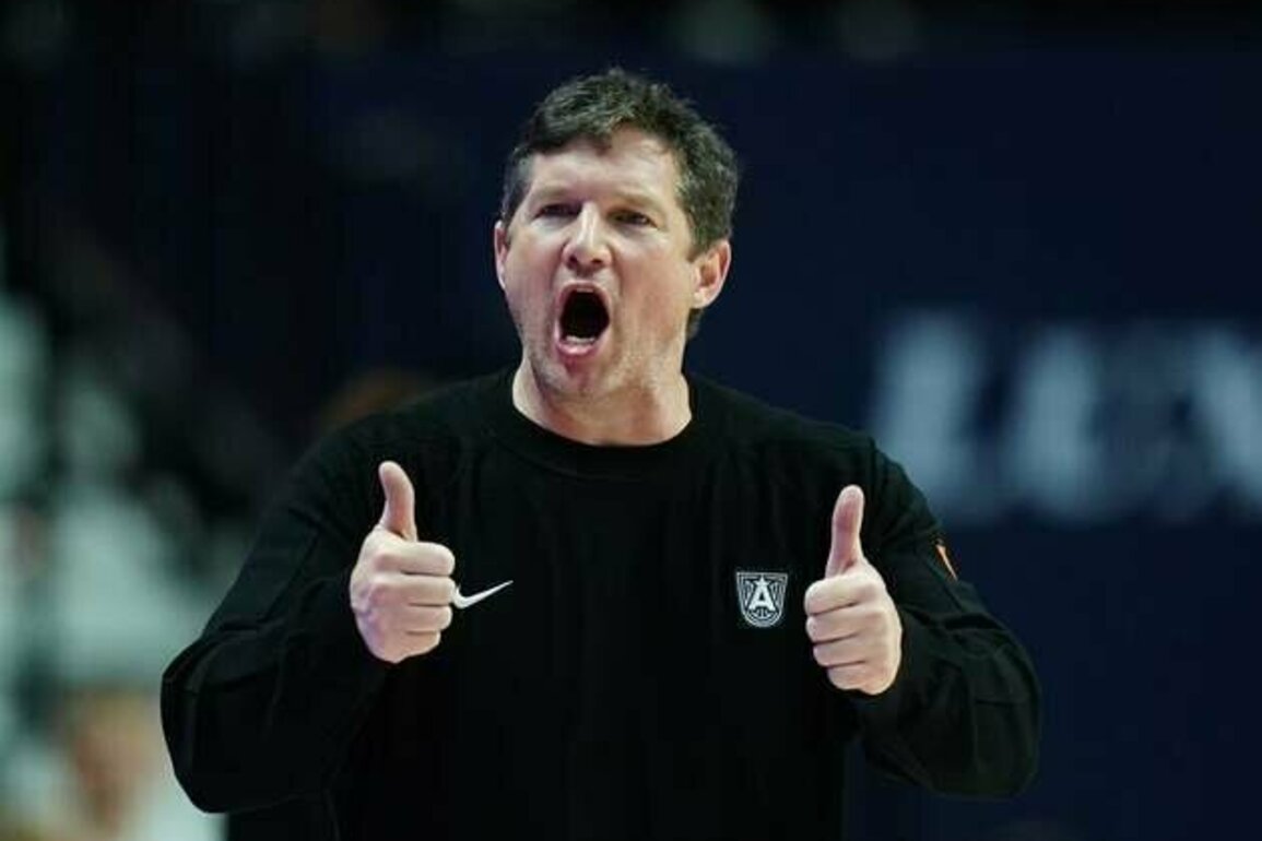 Coach Karl Smesko's Dream season continues with visit to Sun