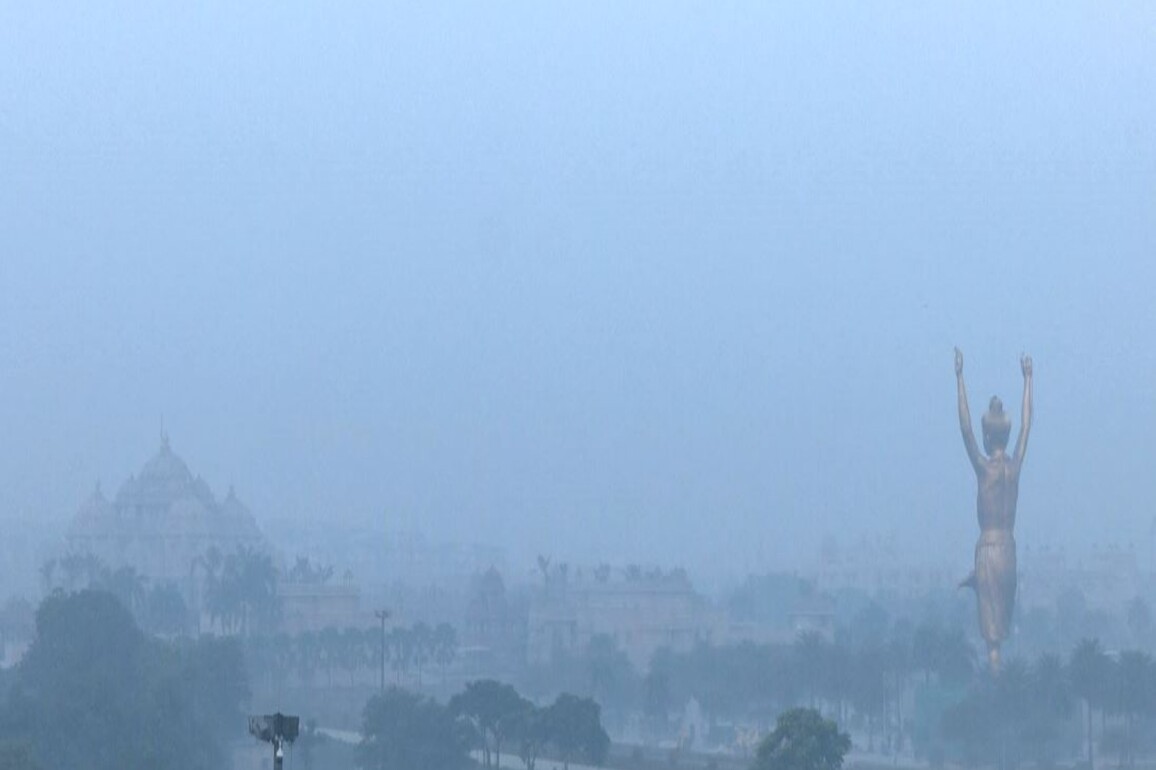 Delhi air quality remains 'poor', AQI at 271