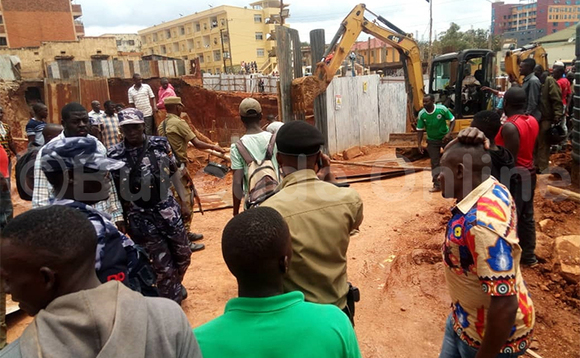 Poliisi ng'etuuse mu kifo awagudde enjega eno. Poliisi ng'etuuse mu kifo awagudde enjega eno.