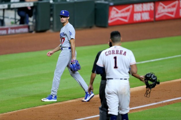 Dodgers, Astros empty benches after Kelly gets wild