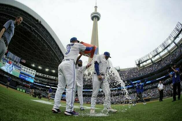 Jays go for record-tying 10th straight home win vs. Giants