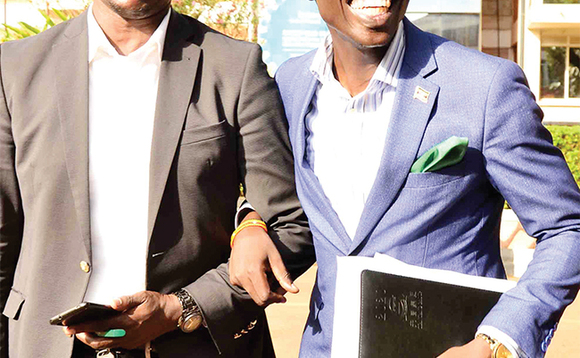 Omuteesiteesi Sulaiman Kidandala Sserwadda ne Gerald Siranda buli omu agamba nti y’alina obuyinza ku kulonda kw’obukiiko bwa DP. Omuteesiteesi Sulaiman Kidandala Sserwadda ne Gerald Siranda buli omu agamba nti y’alina obuyinza ku kulonda kw’obukiiko bwa DP.