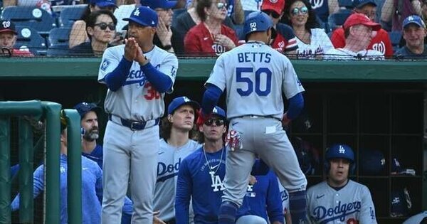 Dodgers SS Mookie Betts (back) slated to undergo MRI exam