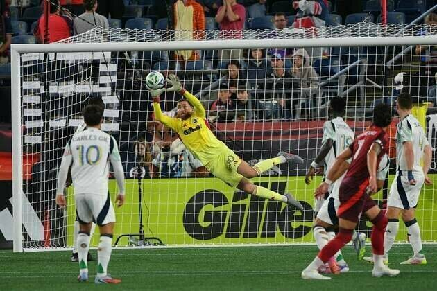 After key saves by both keepers, Toronto FC and Revolution settle for draw