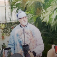 Sunday Darshan: Amitabh Bachchan distributes umbrellas to fans outside his residence Jalsa