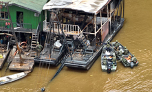 Militares abordam draga usada no garimpo ilegal na Amazônia