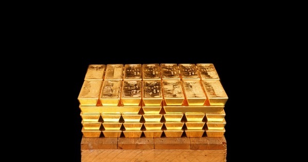 Gold falls back on hawkish Fed, Iran strikes