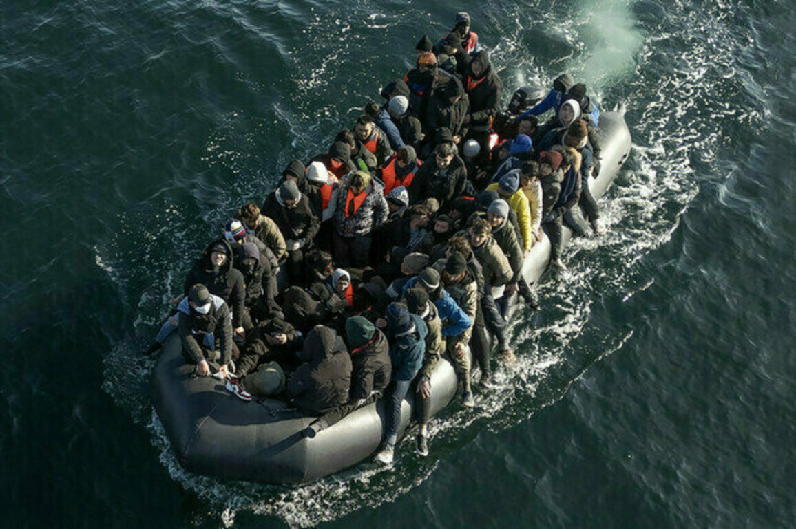 UK to sanction people smugglers