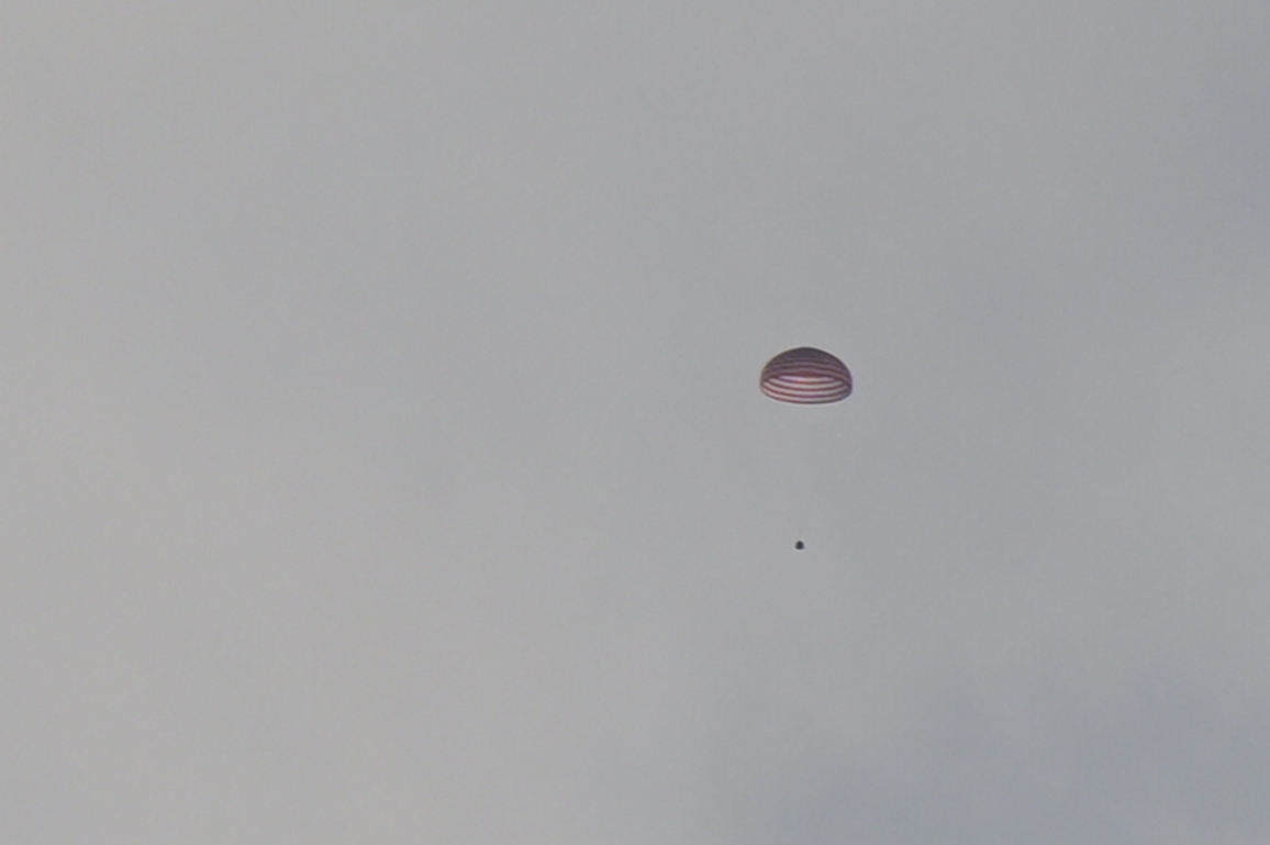 Photo Flash | Shenzhou-22 return capsule touches down on Earth