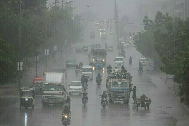 Pakistan flash floods, heavy rain kill 64