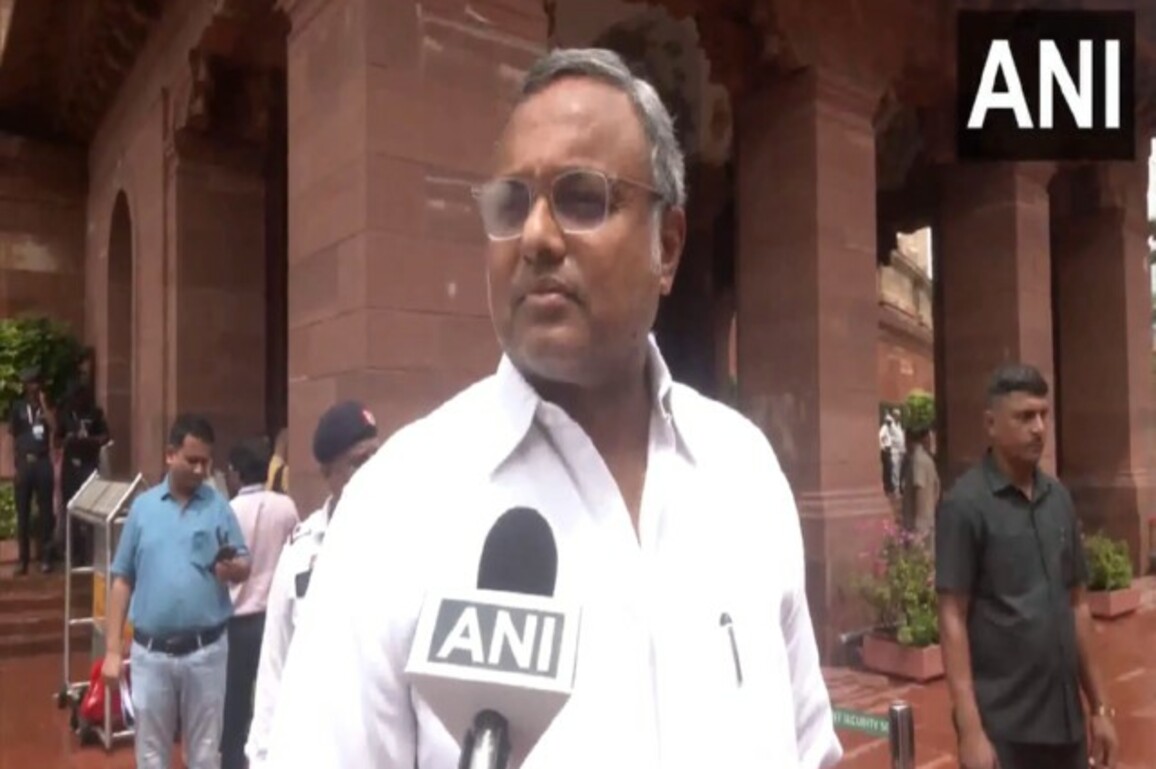 "They do not look forward": Karti Chidambaram slams BJP's 'obsession with past'