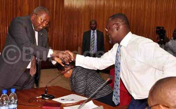 Gavana wa Bbanka enkulu Tumusiime Mutebire ng'abuuza ku ssentebe w'akakiiko ka COSASE Abdu Katuntu Gavana wa Bbanka enkulu Tumusiime Mutebire ng'abuuza ku ssentebe w'akakiiko ka COSASE Abdu Katuntu