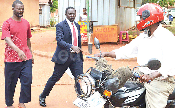 Ahmada Shaban Senfuka (ku kkono) ng’agenda okulinnya pikipiki emujje ku kkooti e Nakawa oluvannyuma lw’okuyimbulwa okuva mu kkomera e Luzira (wakati) Geofrey Turyamusiima omu ku balooya be. Ahmada Shaban Senfuka (ku kkono) ng’agenda okulinnya pikipiki emujje ku kkooti e Nakawa oluvannyuma lw’okuyimbulwa okuva mu kkomera e Luzira (wakati) Geofrey Turyamusiima omu ku balooya be.