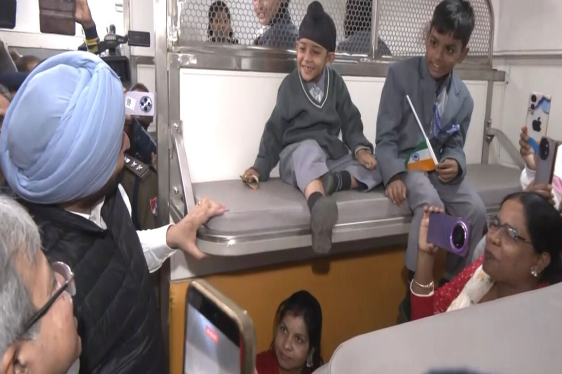 Union Minister Ravneet Singh Bittu interacts with school students at the Amrit Bharat Express Train
