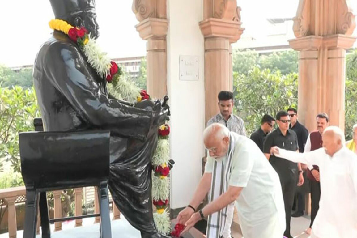 PM Modi pays floral tribute to RSS founder Keshav Baliram Hedgewar in Nagpur