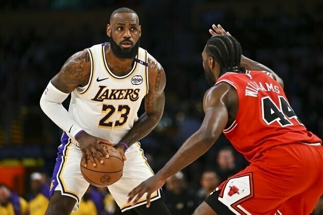 Bulls' strong second half leaves Lakers in dust
