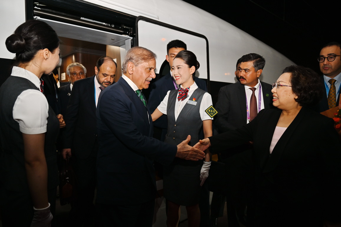CHINA-BEIJING-PAKISTANI PM-ARRIVAL (CN)