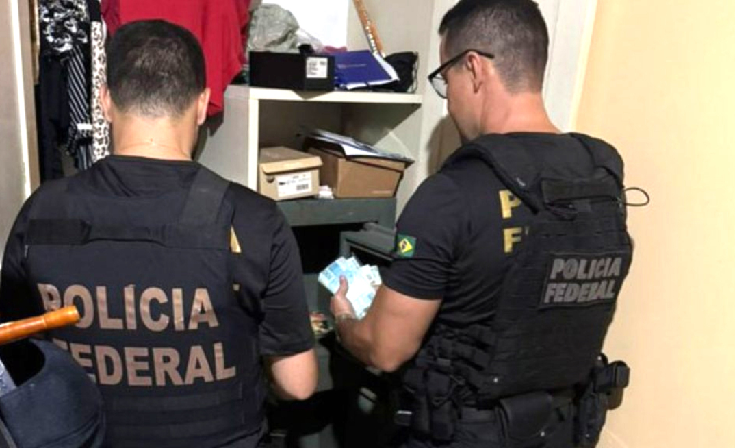 Agentes da PF em operação contra grupo que atuava com ouro e pedras ilegais