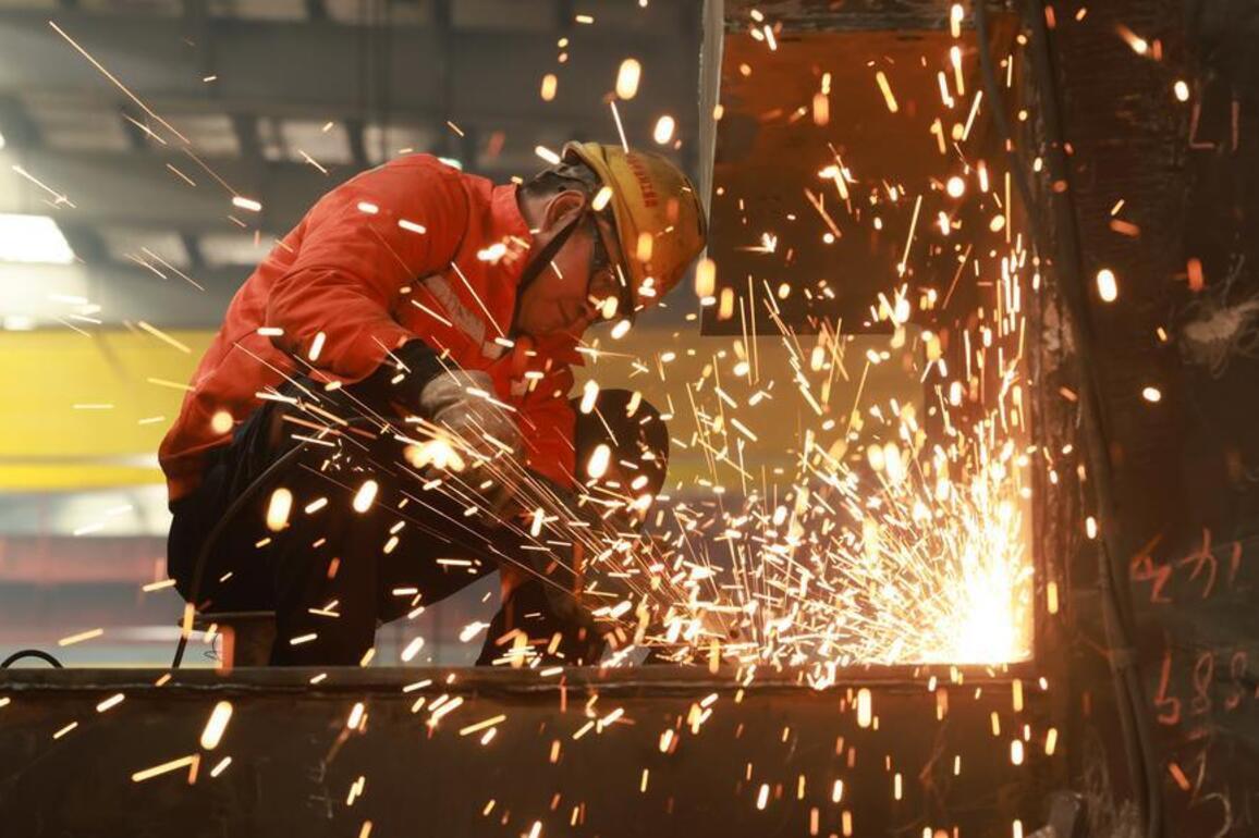 Update: China's manufacturing PMI eases slightly in February, business confidence up