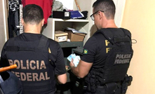 Agentes da PF em operação contra grupo que atuava com ouro e pedras ilegais