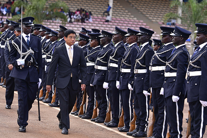 hai envoy herdkiat tthakor inspects a guard of honour at ololo eremonial rounds  hoto