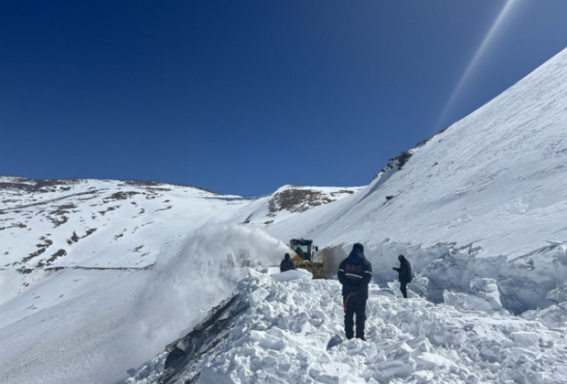 BRO commences snow clearance operation on Leh-Manali National Highway