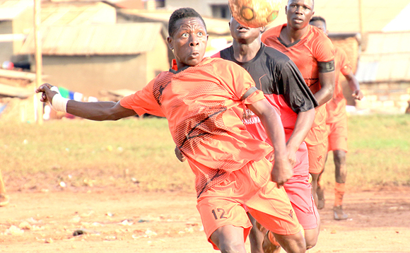 Omuteebi wa KCCA FC, Sadat Anaku (emabega ku ddyo) yaduumidde Acholi Qaurters FC bwe yabadde ettunka ne Police mu gwaguddewo empaka za Acholi Quarters Slum Soccer Tournament 2019. Acholi yawangudde ggoolo 2-0. Omuteebi wa KCCA FC, Sadat Anaku (emabega ku ddyo) yaduumidde Acholi Qaurters FC bwe yabadde ettunka ne Police mu gwaguddewo empaka za Acholi Quarters Slum Soccer Tournament 2019. Acholi yawangudde ggoolo 2-0.